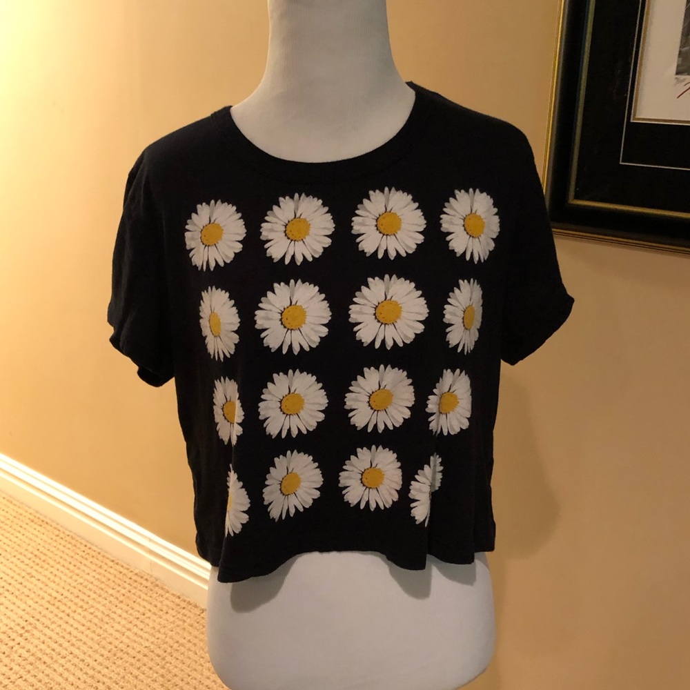 Cute daisy print top, looks great w/white shorts!